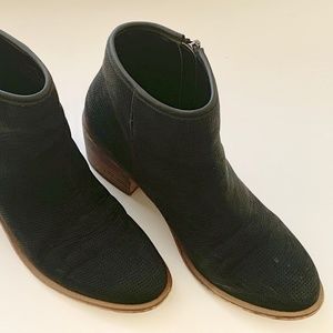 TREASURE & BOND Girls Booties Sz 4 Black Faux Leather Zip Closure Wedge Heel